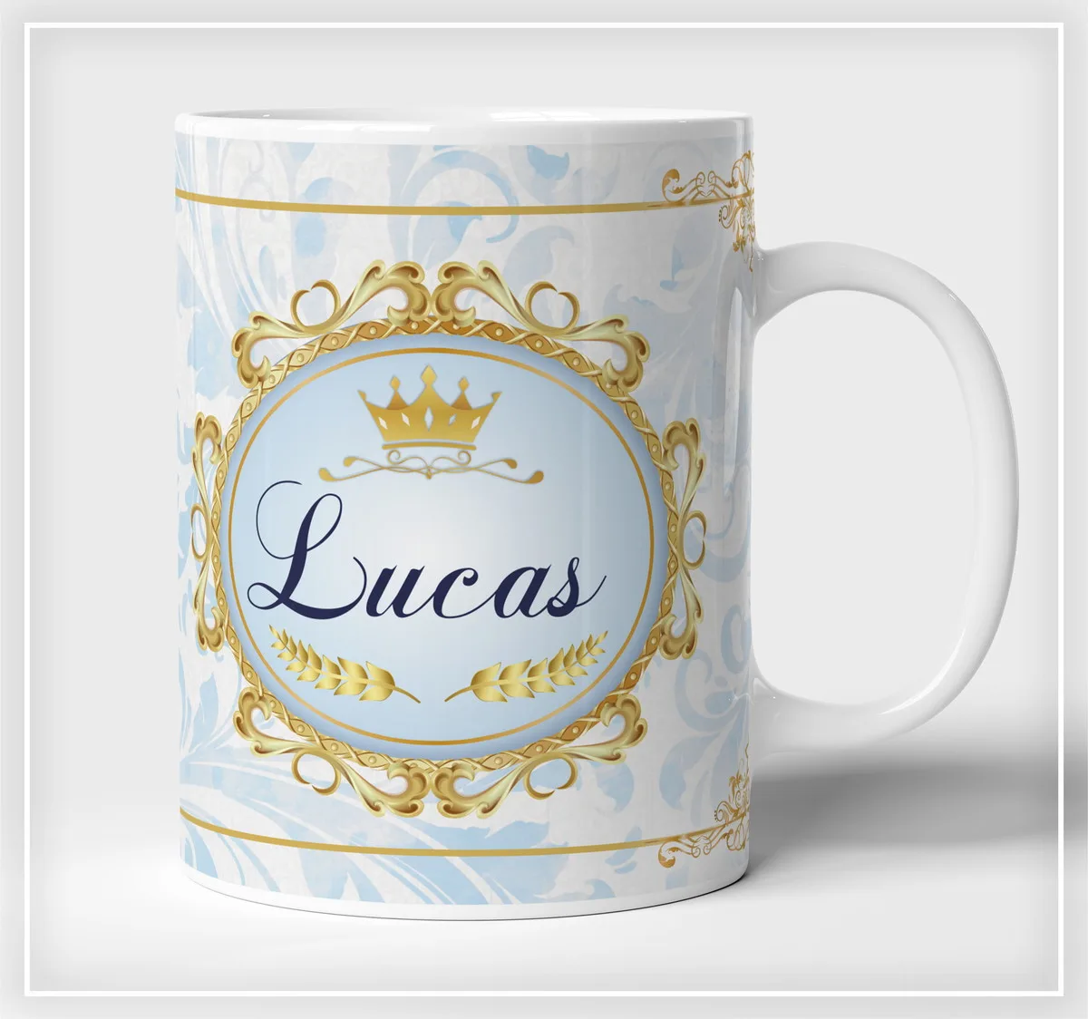 Caneca branca estampada com moldura dourada, coroa e nome personalizado