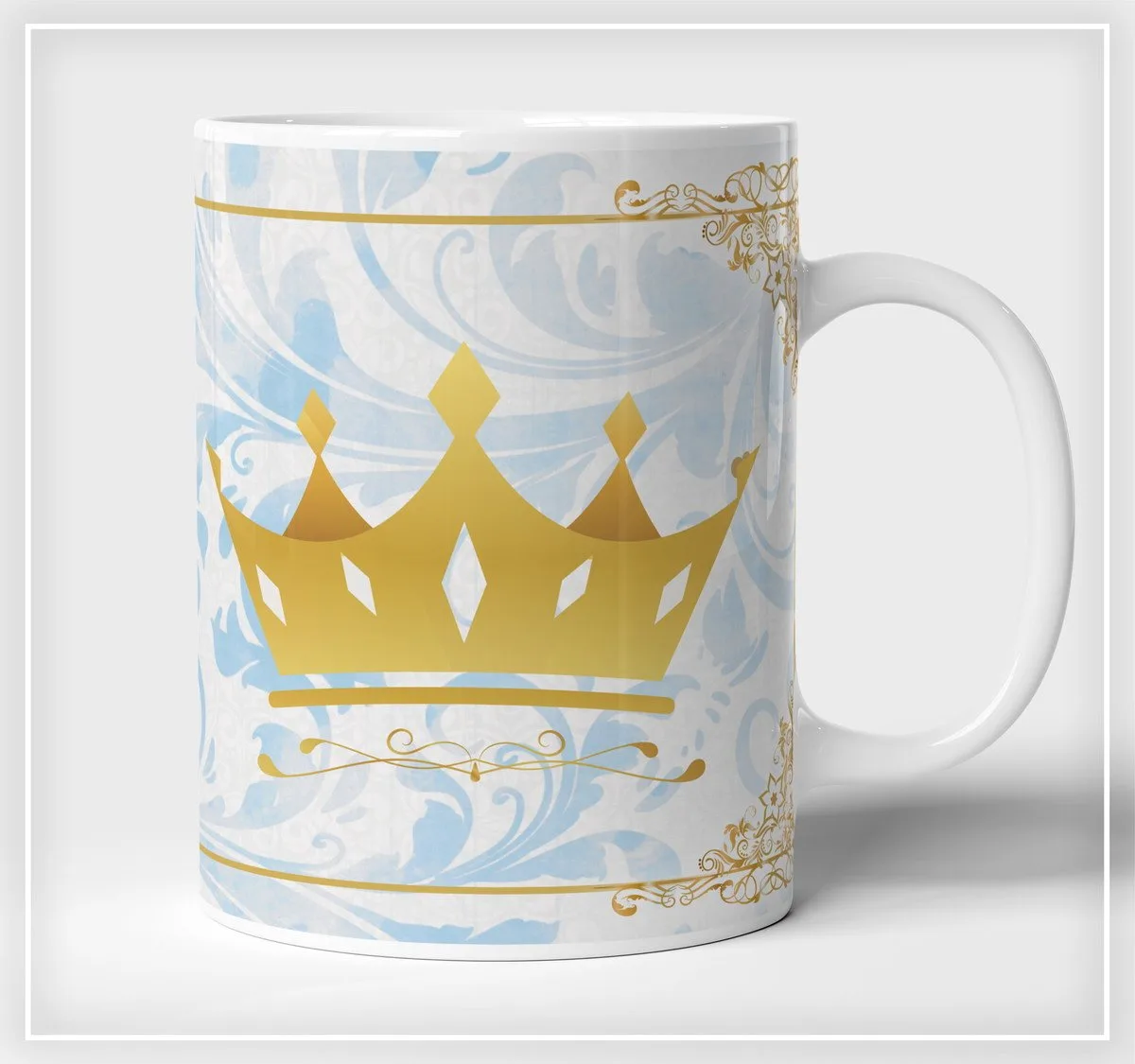 Caneca branca estampada com coroa dourada sobre fundo azul marmorizado e arabescos