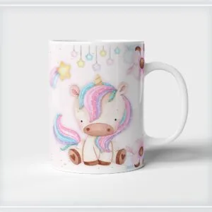 Caneca branca estampada com desenho de unicórnio em aquarela e tons pastel.