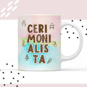 Caneca branca com estampa colorida contendo a palavra cerimonialista e desenhos de eventos