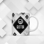 Caneca branca estampada com logotipos geométricos pretos e a palavra gestor em destaque.