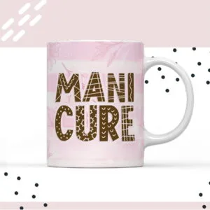 Caneca branca estampada com listras rosas e a palavra manicure escrita em marrom.