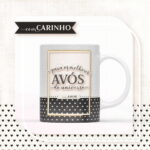 Caneca branca estampada com corações pretos e mensagem em destaque na frente.