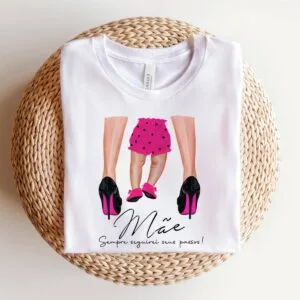 Artes Camisetas Mães e Filhos - Png 8 Camiseta branca com estampa de pernas femininas e pernas de criança pequena.