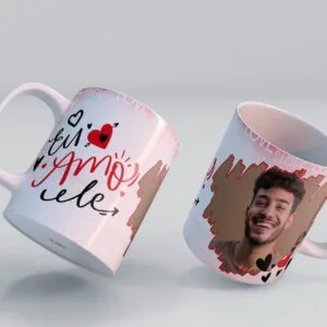 Duas canecas brancas personalizadas com arte de corações e foto de um homem sorridente.