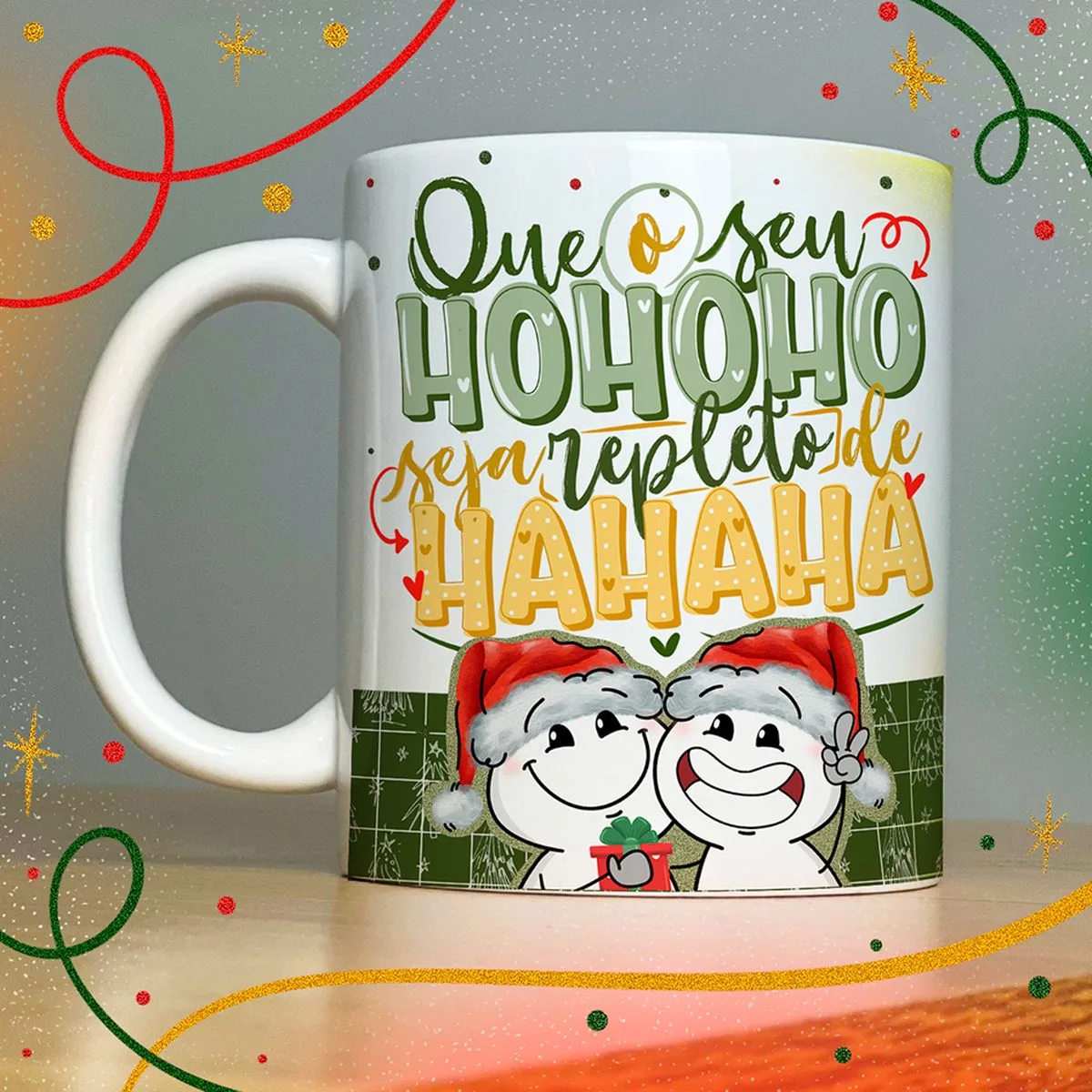Artes Caneca Natal Lindas Frases e Mensagens Natalinas 7 Arte digital natalina com texto, dois personagens sorridentes e fundo xadrez verde.