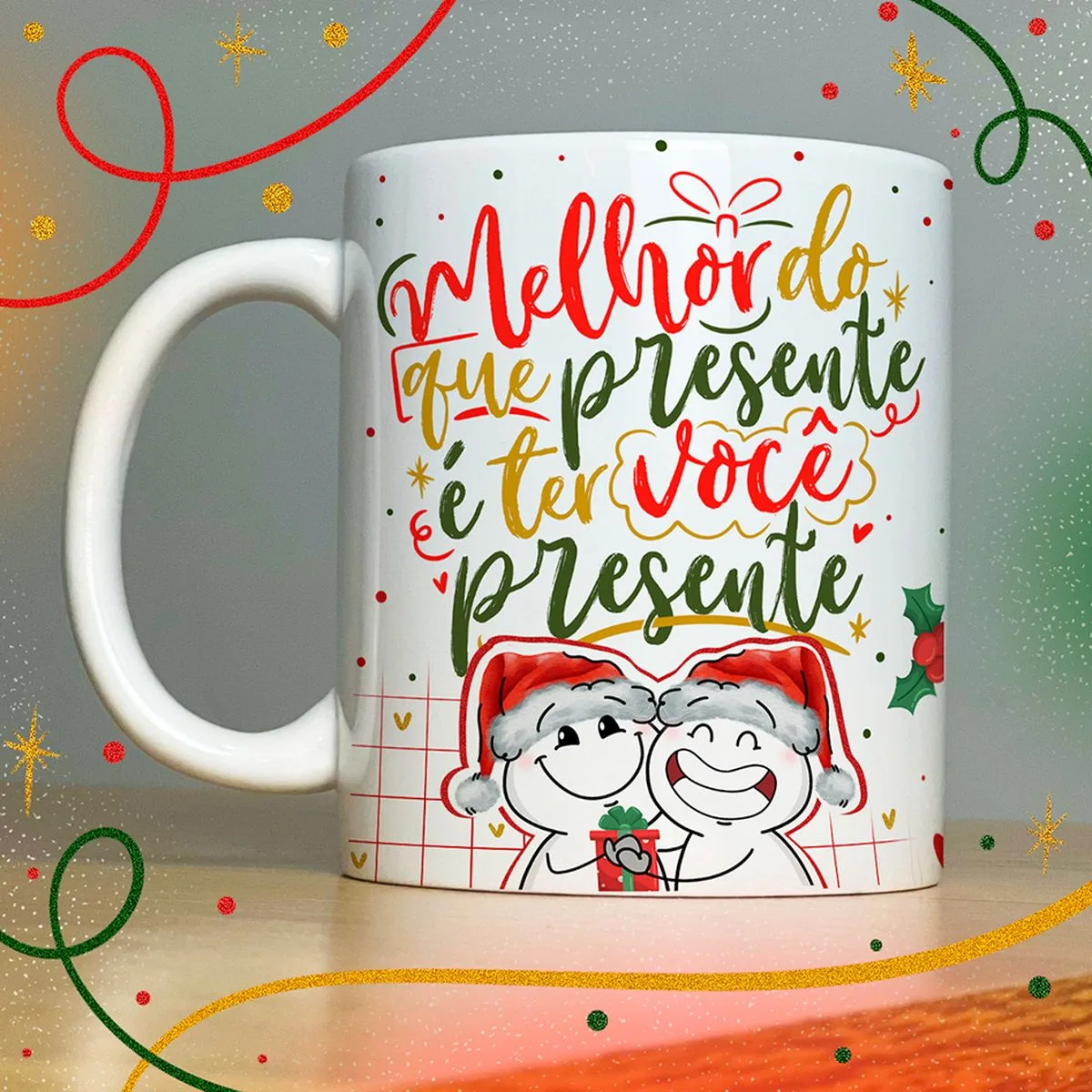 Artes Caneca Natal Lindas Frases e Mensagens Natalinas 4 Ilustração natalina com frase colorida e dois personagens de gorro segurando presente.
