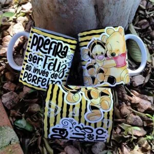 Três canecas decoradas com desenhos de personagens e frases sobre chão de terra.