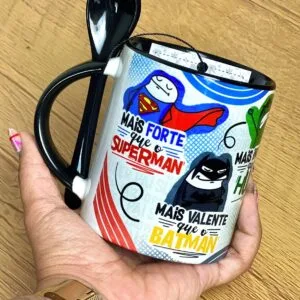 Artes Digitais Caneca Pai Flork Heroi Png 16 Caneca branca estampada com desenhos de heróis e frases em português.