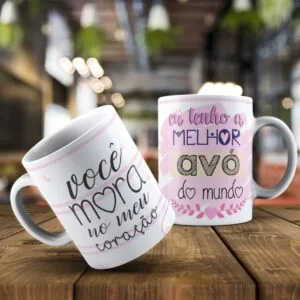 Duas canecas brancas com frases em português sobre avó em fundo desfocado.