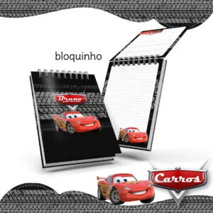 Dois pequenos cadernos espiralados pretos com tema de desenho animado de carro vermelho.
