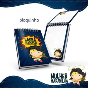 Dois pequenos cadernos personalizados com capa temática de super-herói infantil e folhas pautadas.