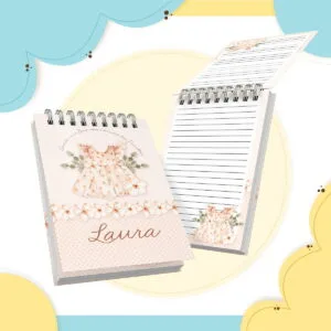 Dois cadernos de espiral com estampa de vestido floral e nome personalizado.