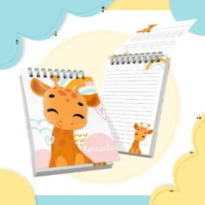 Dois cadernos espirais com estampa de girafa em fundo com nuvens coloridas.
