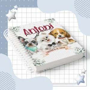 Caderno espiral com ilustração de três filhotes de cachorro sobre fundo quadriculado e estrelas.