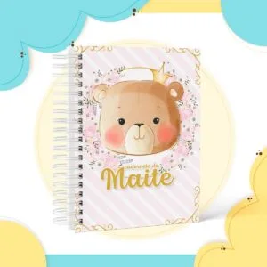 Caderno espiral com capa decorada com urso de pelúcia e flores rosas.