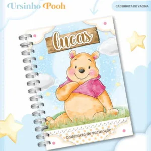 Caderneta espiral com ilustração de urso amarelo e fundo azul com nuvens.