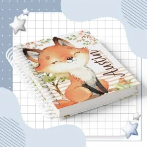 Caderno espiral com capa ilustrada de raposa sobre fundo quadriculado com estrelas.