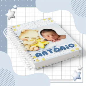 Caderneta personalizada com foto de bebê, desenho de ursinho e estrelas em tons azuis.