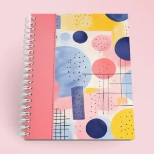 Caderno espiral com capa de arte abstrata colorida, círculos e formas diversas.