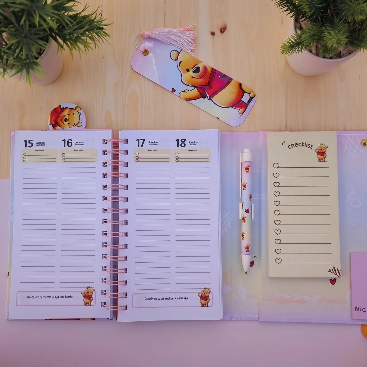 Caderno de planejamento aberto com agenda, marcadores e caneta decorada em mesa