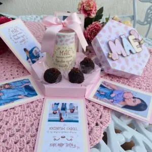 Caixa Explosiva Sextavada Dia das Mães 10 Caixa rosa aberta com doces, fotos e mensagens decorativas para o Dia das Mães