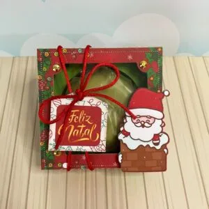 Caixa de presente de Natal decorada com Papai Noel e laço vermelho.
