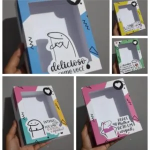 Caixas de papel decoradas com ilustrações divertidas e frases em português.