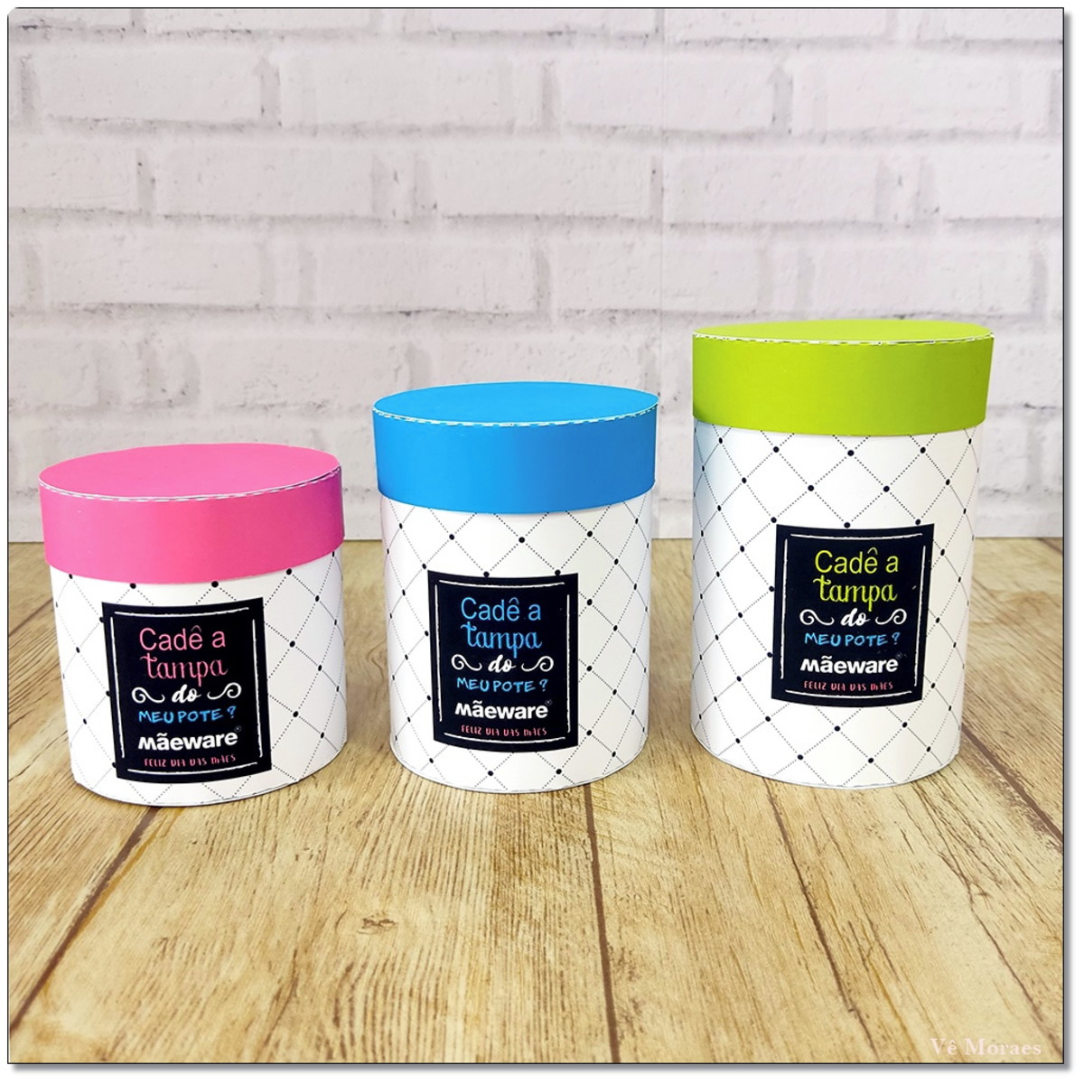 Caixas Mãeware Dia das Mães - Arquivo Digital 3 Caixas de papel com tampas coloridas em azul, rosa e verde