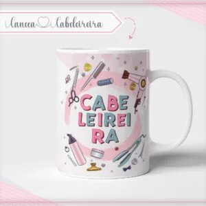 Caneca Cabelereira Profissões (Arte digital) 26 Caneca branca estampada com ferramentas de cabeleireiro e texto em tons de rosa.