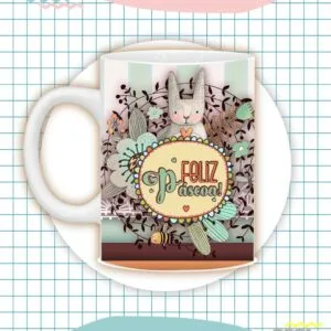 Caneca branca estampada com coelho, flores e a frase Feliz Páscoa em fundo quadriculado.