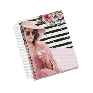Caderno espiral ilustrado com mulher de chapéu e casaco rosa