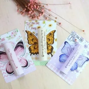 Card Baton Chocolate Dia das Mães 17 Arte digital com três cartões de borboletas e frase Feliz Dia das Mães