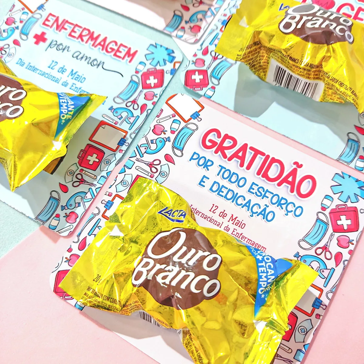 Card Bombom Dia Dia do Enfermeiro 3 Embalagens de doces temáticas de enfermagem com bombons amarelos espalhados.