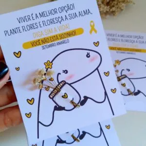 Card Flor Setembro Amarelo 12 Cartão impresso com desenho fofo segurando um pequeno vaso de flores com lacete amarelo.