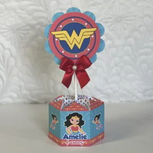 Centro de mesa hexagonal personalizado com tema de super-heroína e laço vermelho.