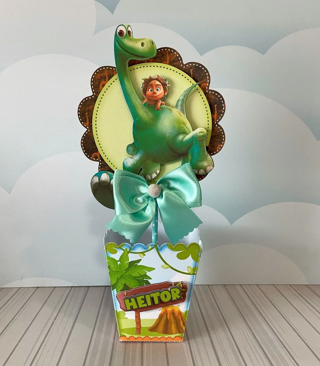 Topo de bolo personalizado com dinossauro verde e personagem infantil em relevo