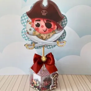 Topo de bolo com tema de pirata infantil e espadas cruzadas