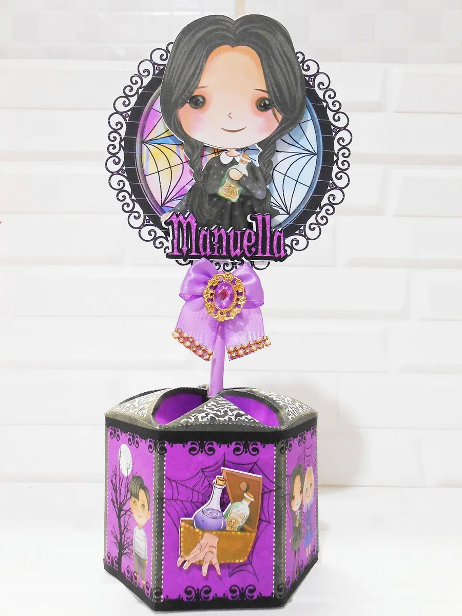Centro de Mesa Wandinha Roxo 1 Centro de Mesa Wandinha Roxo