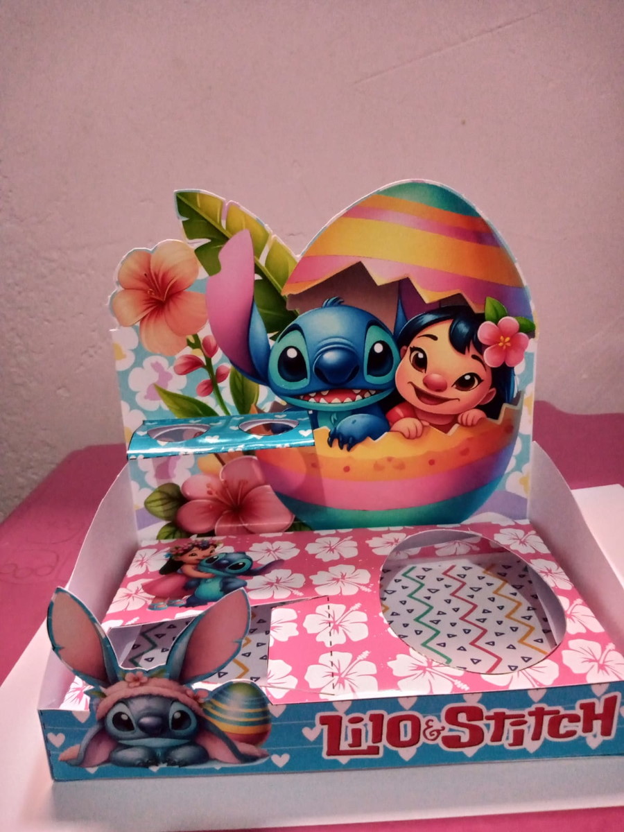 Cestinhas Páscoa Studio - Arquivo Digital 1 Arte digital de expositor Lilo & Stitch com tema Páscoa e flores tropicais.