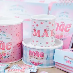 Coleção Amor de Mãe Kit Digital + Encadernação + Imprimíveis 37 Ilustração digital com caneca, caixas e saquinhos decorados com flores e a palavra mãe.