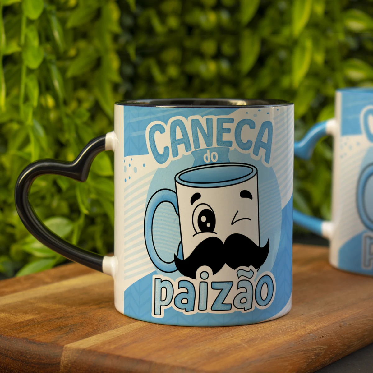 Coleção Dia dos Pais - Pack de Artes Digitais para Sublimação 10 Caneca branca com arte "CANECA do paizão", personagem bigodudo e alça de coração.