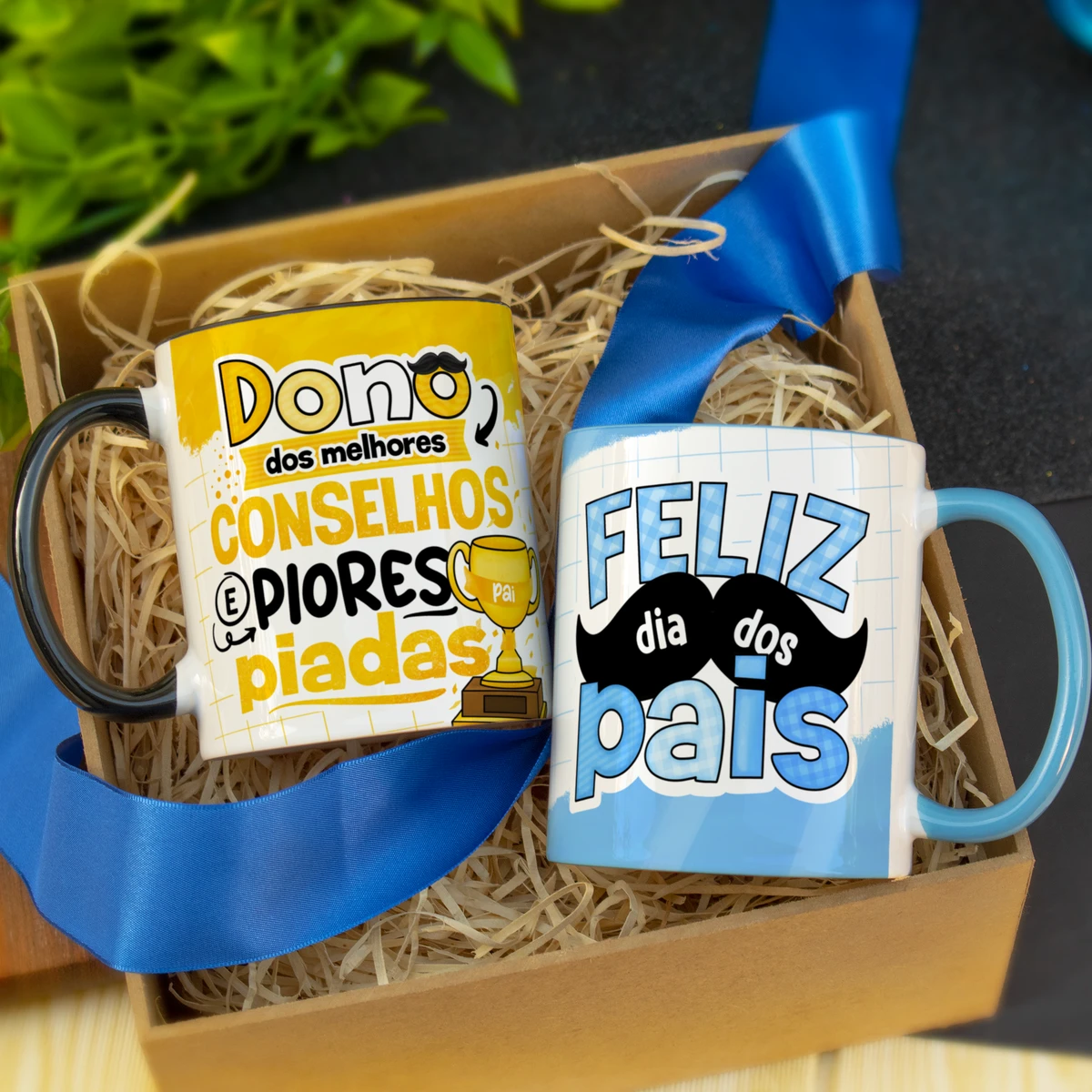 Coleção Dia dos Pais - Pack de Artes Digitais para Sublimação 3 Duas canecas decoradas para o Dia dos Pais em caixa de presente.