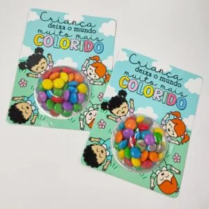 Dia das Crianças 2023 23 Dois cartões com crianças desenhadas e potes de doces coloridos