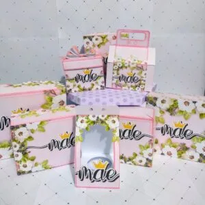 Dia das Mães Floral Rosa 6 Conjunto de caixas de papel decoradas com flores brancas e fundo rosa.