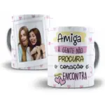 Duas canecas brancas com design de amizade, uma com foto e outra com frase.