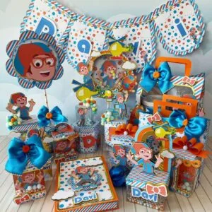 Kit de festa com bandeirinhas e caixas personalizadas coloridas com desenho animado.