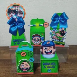 Kit de lembrancinhas personalizadas com tema de personagens infantis sobre fundo de madeira.