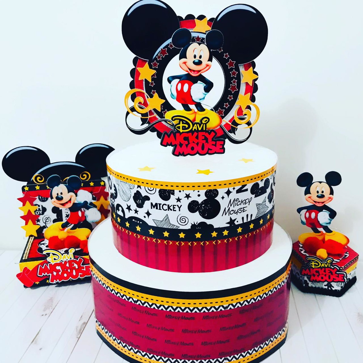 Festa Mickey - Arquivo Digital 2 Arte digital de kit festa Mickey Mouse, incluindo topo de bolo e caixas decoradas.