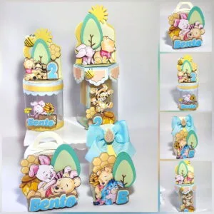 Decorações personalizadas de festa com personagens infantis, tons pastéis e laços de fita azuis.